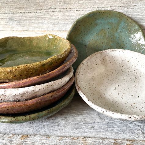 A simple, yet gourgeous handmade dish in a variety of colours. Beautiful to look at ~ Lovely to hold. Great as a jewellery/ring/key dish or savory/sweets serving plate. Key Dish, Creative Workshops, Handmade Ceramics Plates, Rustic Pottery, Jewellery Ring, Handmade Plates, Pottery Handbuilding, Keramik Design, Rustic Ceramics