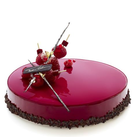 Découvrez comment réaliser le Loulou de Frédéric Cassel, alliance raffinée de la fraicheur acidulée de la framboise et un goût de chocolat noir corsé. Patisserie Fine, Mirror Cake, Mirror Glaze Cake, Chocolate Art, Pastry Art, Munnar, Beautiful Desserts, Sweets Cake, Fancy Desserts