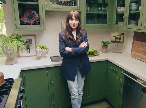 Dakota Johnson Kitchen, Dakota Johnson House, Johnson House, Dakota Johnson Style, Whoopi Goldberg, Cottage Kitchens, Patti Smith, After Life, Almost Famous