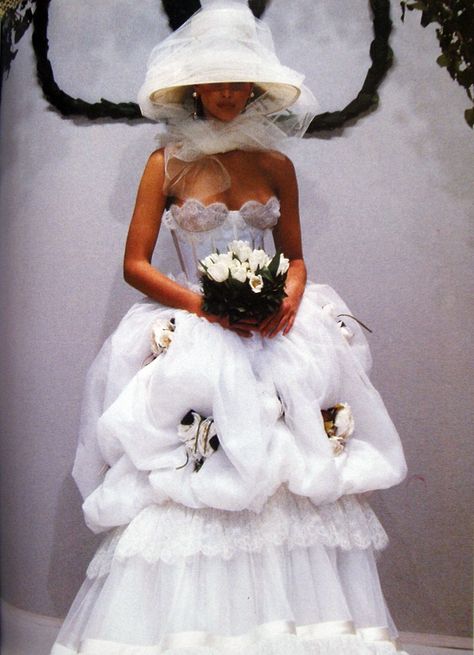 CHRISTY TURLINGTON, VALENTINO S/S 1993 HAUTE COUTURE Valentino Bridal, Valentino Haute Couture, Runway Fashion Couture, Vintage Runway, Valentino Couture, Christy Turlington, Wedding Dress Couture, Bridal Inspo, Naomi Campbell