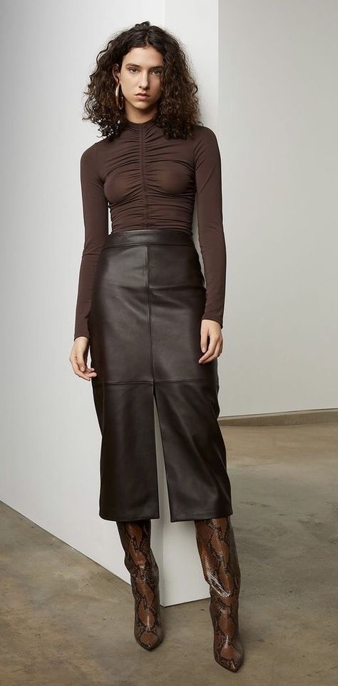 Brown Leather Skirt, Black Leather Skirt, Moda Chic, Elegante Casual, Looks Street Style, Leather Pencil Skirt, Fashion Weeks, Faux Leather Skirt, 가을 패션