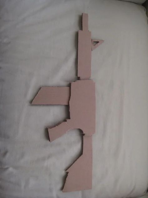 Cardboard Assault Rifle!: 5 Steps Cardboard Arts And Crafts, Cool Things To Do With Cardboard, Cool Things To Make With Cardboard, Cardboard Halloween Crafts, Easy Cardboard Crafts For Kids, Cool Cardboard Crafts, Things To Do With Cardboard, Cardboard Knife, Things To Make Out Of Cardboard