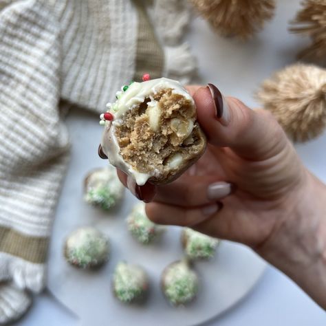 White Chocolate Protein Balls, Oatmeal Balls, Chocolate Protein Balls, Peanut Butter White Chocolate, Protein Oatmeal, Protein Balls Recipes, Protein Baking, Chocolate Covered Peanuts, Peanut Butter Protein