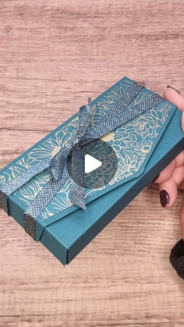 Clutch Bag Tutorial, Making Gift Boxes, Pretty Gift Wrapping Ideas, Gift Wrapping Techniques, Gift Bags Diy, Origami Patterns, Gift Wrapping Inspiration, Handmade Packaging, Simple Gift Wrapping