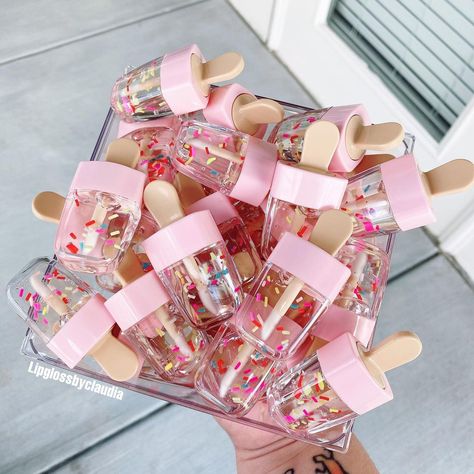 LipglossbyClaudia LLC on Instagram: “Hey loves! Happy Martin Luther King Jr. Day! 🤍 We decided to drop our sprinkle gloss in these pink popsicle tubes💗 sprinkles is a churro…” Trendy Lip Gloss, Natural Feminine Care, Best Body Oil, Chocolate Scent, Two Sweet Birthday, Gloss Diy, Emo Accessories, Girl Gift Baskets, Moisturizing Body Oil