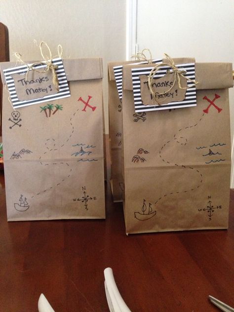 Pirate Party Gift Bags, Pirate Gift Bags, Pirate Gift Ideas, Pirate Party Bags, Pirate Favors, Favor Bags Diy, Explorer Birthday Party, One Piece Birthdays, Pirate Party Favors