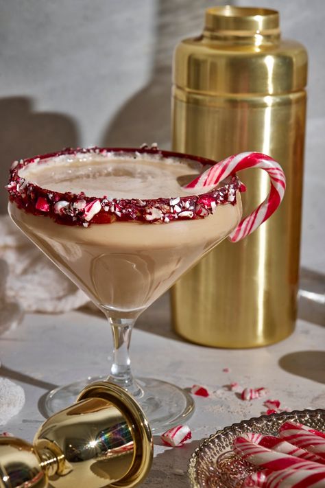 Upgrade your espresso martini with this peppermint rendition. Made with only 5 ingredients, this Peppermint Espresso Martini comes together in just a couple of minutes! Peppermint Espresso Martini, Peppermint Vodka, Holiday Martinis, Peppermint Martini, Christmas Martini, Espresso Martini Recipe, Cocktail Drinks Alcoholic, Chocolate Espresso, Martini Recipes