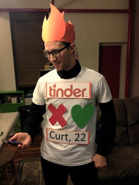 Tu perfil de Tinder | 21 Disfraces simples que puedes hacer tranquilamente el día antes de Halloween Tinder Costume, Simple Costumes, Quick Halloween Costumes, Black Halloween Costumes, Halloween Costumes For 3, Clever Halloween Costumes, Diy Kostüm, Halloween Tattoo, Last Minute Halloween Costumes