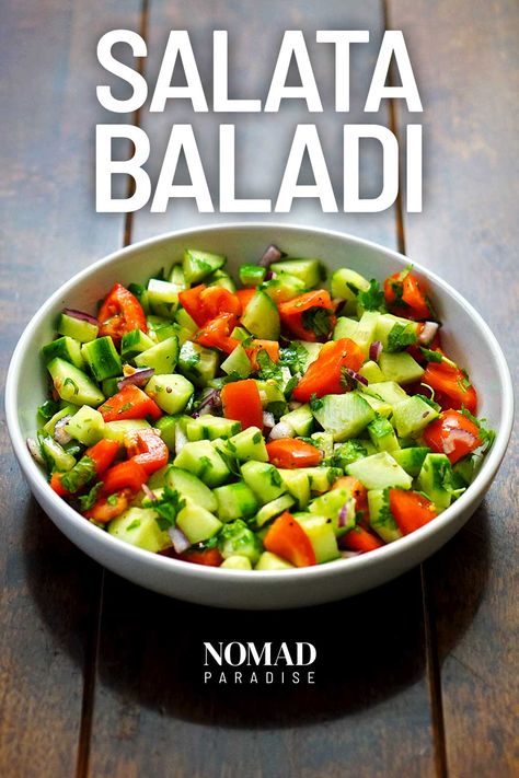 Fresh and Crunchy Egyptian Salad Recipe (Salata Baladi) Egyptian Salad Recipes, Arab Salad Recipes, Egyptian Salad, Egyptian Foods, Arabic Salad, Persian Salad, Cauliflower Tabbouleh, Salads Healthy, Arab Food