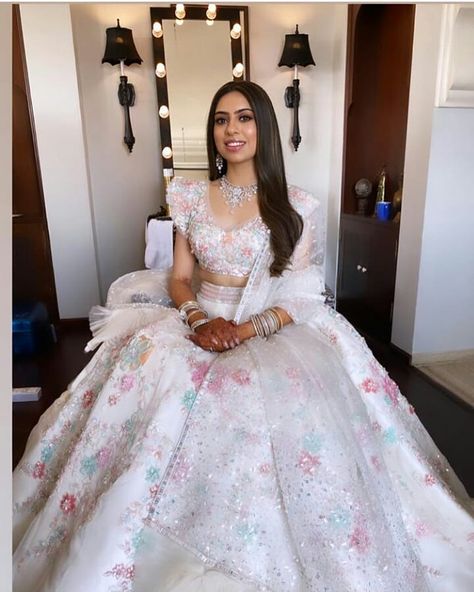 Bridesmaids Looks, Bridesmaid Outfits, Indian Bridesmaid Dresses, Indian Wedding Gowns, Wedding Lehenga Designs, Indian Bride Outfits, Traditional Indian Dress, Indian Dresses Traditional, Indian Bridal Dress