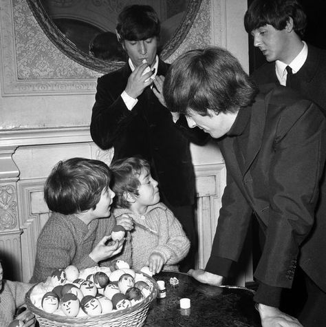 Children's Society orphans meet The Beatles at London's Scala Theatre on March 25, 1964 Beatles Painting, The Ed Sullivan Show, Beatles Photos, Beatles Pictures, Buku Harry Potter, Love Me Do, Church Of England, The Fab Four, Rare Pictures