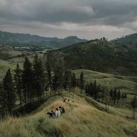 Have you been here before? parang ang sarap dito! The main producer of rice and corn in Mindanao as well as pineapples, bananas and sugarcane. Bukidnon is a landlocked province of the Philippines located in Northern Mindanao. ------ Lost in the mountains🌄🏞🌳 Mt Kiamo Bukidnon Photo courtesy Vinson Geronimo Micabalo @vinson_geronimo instagram.com/vinson_geronimo Tag us on Instagram @travelthoughtsph #TTPHFeatured Northern Mindanao, Rice And Corn, Mountain Photos, In The Mountains, The Philippines, Bananas, The Mountain, Philippines, Corn