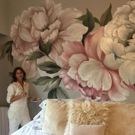 Fín - ✨💫 | Instagram Flower For Wall Decor, Peony Mural Wall Art, Flowers Mural Painting, Wall Paint Art Ideas, Flower Mural Wall Paintings, Flower Wall Painting, Creative Wall Painting, 3d Wall Painting, Flower Mural