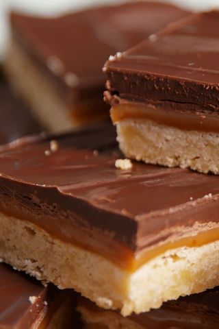 Twix Cake, Millionaire Shortbread Recipe, Melt Chocolate In Microwave, Homemade Twix Bars, Light Cheesecake, Twix Bars, Twix Bar, Pound Cake Recipes, Decadent Chocolate