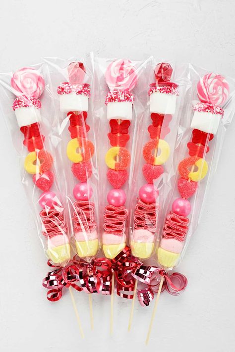 Sweet, colorful Candy Sticks are an adorable treat. Make candy kabobs with lollipops, marshmallows, and gummy candies for Valentine's Day! Best Desserts To Make, Gummy Candy Kabobs, Easy Fudge Recipe, Homemade Chocolate Truffles, Candy Wafers, Easy Fudge, Candy Kabobs, Gummy Candies, Candy Cup