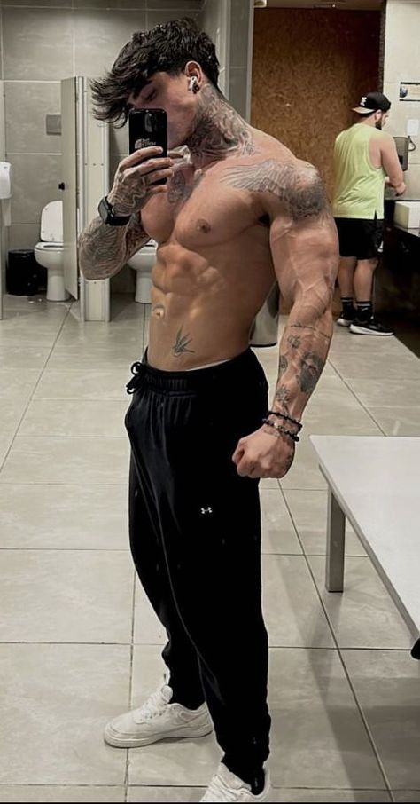 Aesthetic Body Men Workout, Men Physique Aesthetic, Gym Poses For Men, Gym Guy Aesthetic, Gym Men Motivation, Male Body Shapes, Pack Workout, Aesthetic Physique, Compression Shirt Men