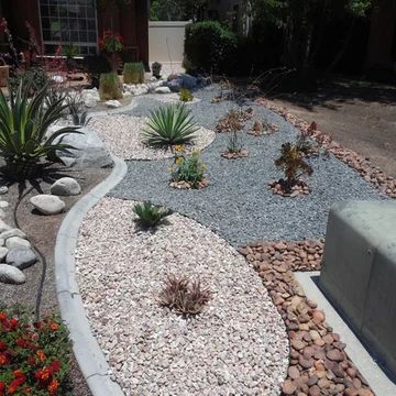 75 Southwestern Drought-Tolerant Landscaping Ideas You'll Love - July, 2022 | Houzz Water Wise Front Yard, Xeriscape Front Yard, Rock Yard, Xeriscape Landscaping, Water Wise Landscaping, Front Yard Decor, Stone Landscaping, Waterwise Garden, Rock Garden Design