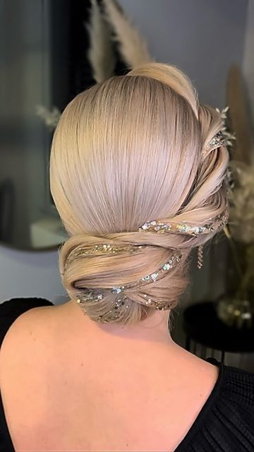 Cabelo Pin Up, The Wedding Bliss, High Fashion Hair, Ballroom Hair, Bridal Hair Updo, Trendy Hairstyle, Wedding Hair Inspiration, Glitter Hair, Creative Hairstyles