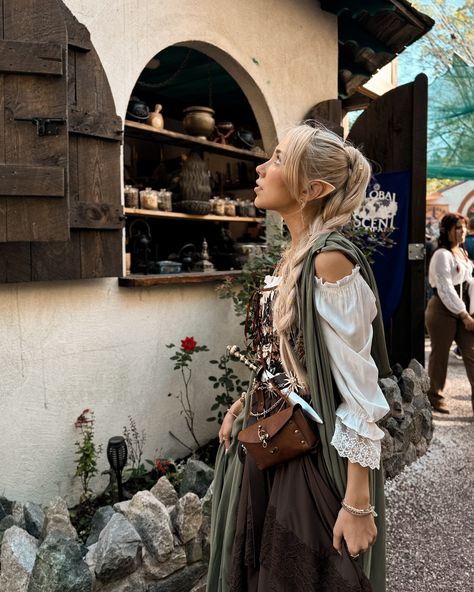 get yourself a girl that can do archery and defend herself with a dagger 🗝️ renaissance faire, ren faire, medieval festival, fantasy costume #renaissancefaire #newyorkrenaissancefaire Ren Faire Characters, Renesance Fair Outfits, Renesance Fair, Medieval Festival, Fair Outfits, Ren Fair, Fairycore Aesthetic, Fantasy Costumes, Archery