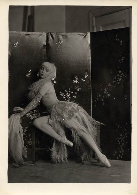 Vintage burlesque Vintage Burlesque, Vintage Dance, Jazz Age, Va Va Voom, Baby Portraits, Lets Dance, Vintage Portraits, Antique Photos, Just Dance