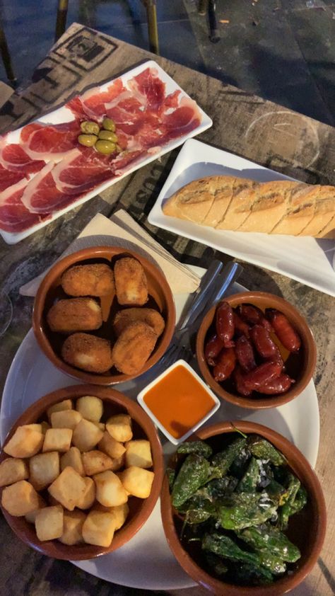 #tapas #summernight #food Spaniard Food, Tapas Aesthetic, Tapas Spanish, Barcelona Tapas, Spanish Cuisine, Spanish Tapas, Tapas Bar, Andalusia, Alicante