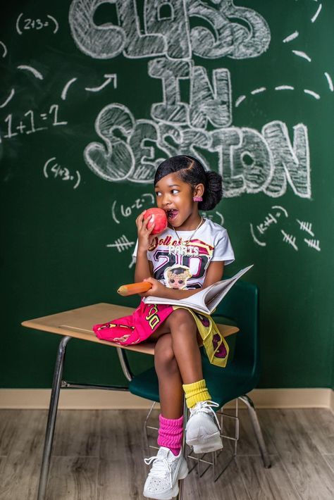 School Themed Photoshoot, Kindergarten Picture Ideas, Education Photoshoot, Back To School Photoshoot Ideas, Teacher Photoshoot Ideas, Kindergarten Photoshoot, Classroom Photoshoot, Back To School Photo Ideas, Senior Heads