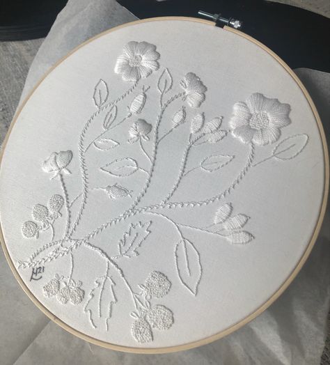 White Embroidery On White Fabric, Kashida Embroidery, Embroidery Napkins, Nifty Crafts, Western Embroidery, Blackwork Embroidery, Wedding Embroidery, Diy Embroidery Designs, Small Canvas Paintings