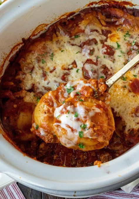 Slow Cooker Ravioli Ground Beef And Italian Sausage, Slow Cooker Ravioli, Crockpot Ravioli, How To Make Ravioli, Crockpot Chicken Spaghetti, Ravioli Casserole, Homemade Garlic Bread, Ground Sirloin, Ooey Gooey