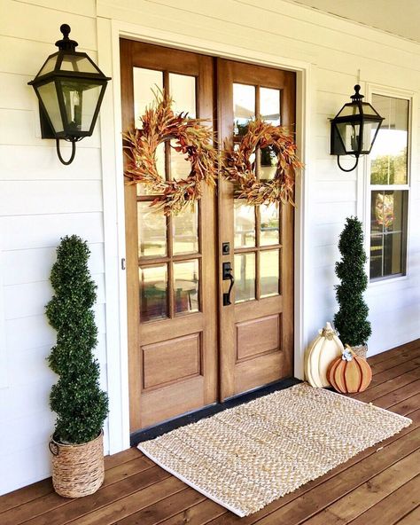 Modern Farmhouse Diy, Ashley Home, Farmhouse Doors, Fall Front Porch Decor, Farmhouse Inspiration, Fall Front Porch, Farmhouse Decoration, Front Porch Decorating, Fall Decorations Porch