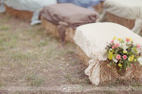 Outdoor Ceremony Seating, Hay Bale Ideas, Hay Bale Wedding, Hay Bale Seating, Wedding Straws, Wedding Ceremony Seating, Outdoor Party Ideas, Wedding Reception Seating, Deco Nature