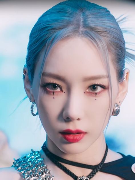 Cyberpunk Makeup, Taeyeon Snsd, Concert Makeup, Girl Face Tattoo, Rhinestone Makeup, Cute Eye Makeup, Eye Makeup Art, Cute Eyes, Kiss Makeup