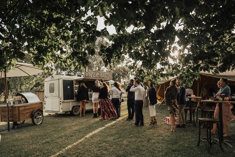 Foodtruck Wedding Table Setting, Bbq Food Truck Wedding, Wedding Food Trucks, Food Van Wedding, Food Truck Wedding Reception, Burger Van Wedding, Wedding Food Truck, In N Out Food Truck Wedding, Wedding Bar Truck