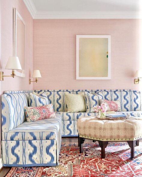 29 Pink Living Rooms That Will Convince You to Redecorate French Style Living Room, Glam Pad, Design Del Prodotto, Pierre Frey, Beautiful Living Rooms, Cheap Decor, Pink Walls, Banquette, Cheap Home Decor