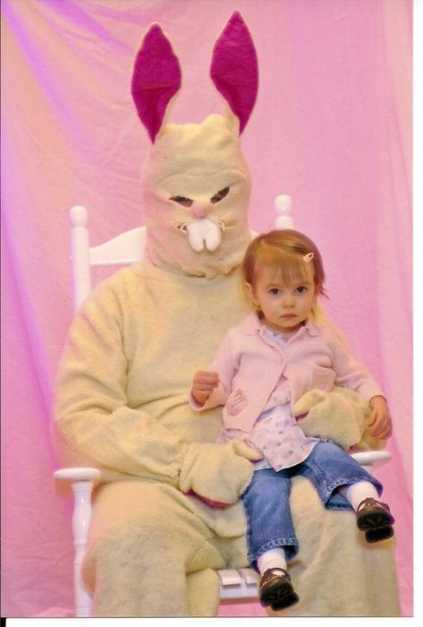 wth bunny - looks a DIY bunny costume Creepy Easter, Evil Bunny, Easter Bunny Pictures, Easter Bunny Costume, Silly Rabbit, Happy Easter Everyone, White Rabbits, Creepy Pictures, Funny Easter