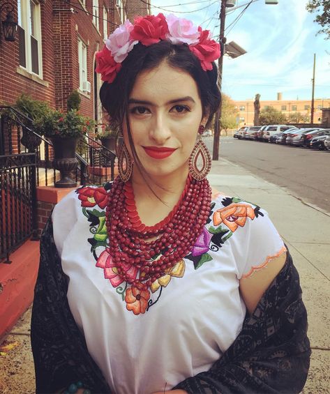 Lots of inspiration, diy & makeup tutorials and all accessories you need to create your own DIY Frida Kahlo Costume for Halloween. Creative Halloween Costumes For Women, 80s Halloween Costumes, Amazing Halloween Costumes, Frida Kahlo Style, Halloween Costumes For Women, Diy Halloween Costumes For Women, Diy Halloween Costume, Elle Woods, Group Halloween Costumes