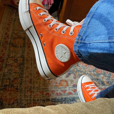 Chucks Outfit, Friends Vibe, Orange Converse, Neil Josten, Orange Shoes, Orange Creamsicle, Orange Outfit, Marvel Women, Converse Shoes