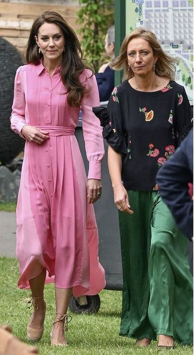 Kate Middleton Wedges, Ems Shirts, Bug Hunt, Princess Katherine, Queen Kate, Surprise Visit, Silk Shirt Dress, Catherine Middleton, Kate Middleton Style