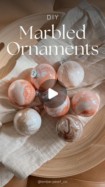 Painting Clear Ornaments, Diy Painted Ornaments Christmas, Clear Bulb Ornament Ideas, Ornament Painting Ideas Easy, Marbled Ornaments Diy, Diy Clear Ornament Ideas, Marble Ornaments Diy, Marbling Ornaments, Paint Inside Ornaments Diy