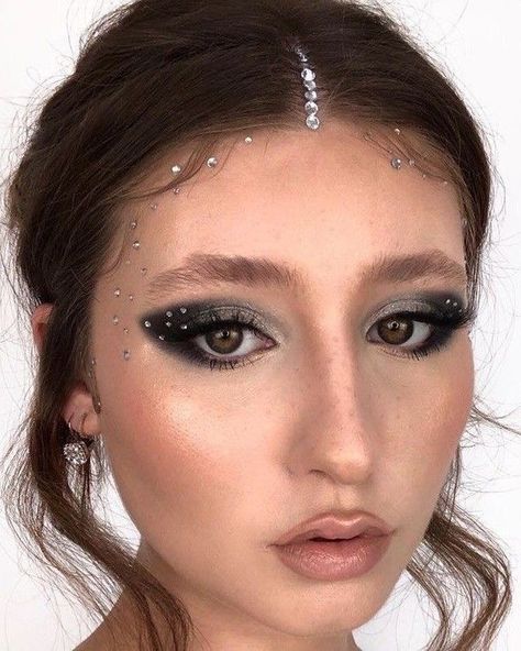 Black Gem Eye Makeup, Gold Rhinestone Makeup, Black Rhinestone Makeup, Hair Gems Hairstyles, Black And Gold Makeup Looks, Rhinestone Hairstyle, Gem Makeup, Black Eye Makeup, Rhinestone Makeup