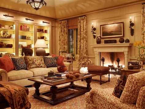 Hacienda Style Living Room, Hacienda Interior Design, Style Hacienda, Mission Style Homes, Spanish Home Decor, Traditional Family Room, Hacienda Style Homes, Spanish Decor, Mediterranean Interior