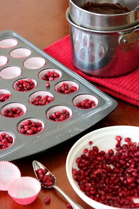 The Best Chocolate Covered Pomegranates Ever! - Whole Lifestyle Nutrition | Organic Recipes | Holistic Recipes Pomegranate Food, Pomegranate Recipe, Sandwich Vegetarian, Raw Treats, Pomegranate Recipes, Fruits Decoration, Benefits Of Organic Food, Holistic Recipes, Organic Recipes Healthy