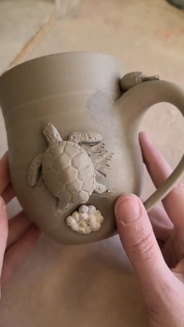 Turtle Mug Ceramics, Turtle Pottery Ideas, Turtle Mug, Clay Turtle, Cerámica Ideas, Kids Pottery, Clay Mugs, Diy Pottery, Pottery Classes