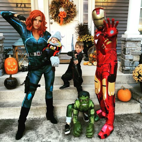 Superhero Family Photoshoot, Avengers Halloween Costume Family, Marvel Halloween Costumes Family, Iron Man Family Costume, Avengers Family Costumes, Family Marvel Costumes, Marvel Family Costumes, Spiderman Family Costumes, Avenger Family Costumes