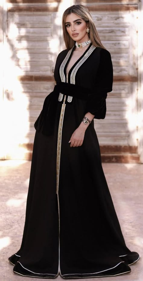 Moroccan Dress Modern, Black Caftan, Morrocan Fashion, Moroccan Clothing, Kaftan Designs, Beautiful Casual Dresses, Moroccan Fashion, Modest Dresses Casual