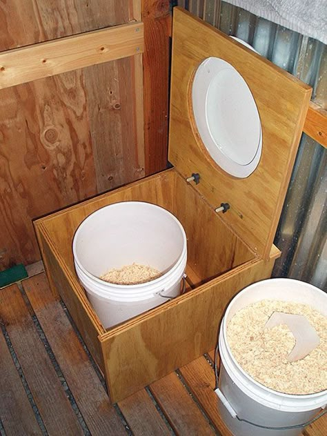 Diy Composting Toilet, Five Gallon Bucket, Outside Toilet, Composting Toilets, Outdoor Toilet, Diy Toilet, Casa Country, Mother Earth News, Composting Toilet