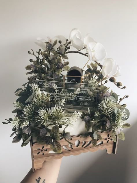 Gubahan Mas Kahwin, Nikah Aesthetic, Tunang Ideas, Hantaran Mas Kahwin, Hantaran Rustic, Diy Hampers, Dulang Hantaran Ideas, Hidden Hantaran, Nikah Ideas