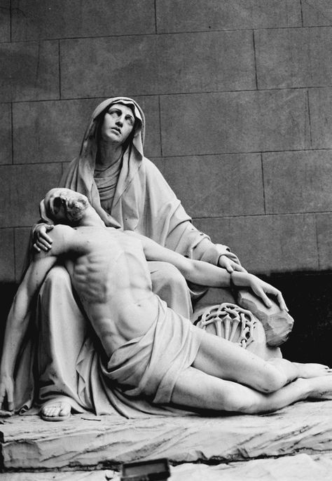 . Figurative Kunst, Jesus And Mary, Istoria Artei, Classic Sculpture, Mary Statue, Cemetery Art, Greek Sculpture, Mary And Jesus, Marble Sculpture