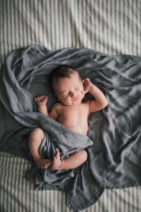 Photo Bb, Newborn Family Pictures, Baby Boy Newborn Pictures, Baby Boy Newborn Photography, Vogue Kids, Foto Newborn, Newborn Photography Boy, Newborn Family Photography, Newborn Family Photos