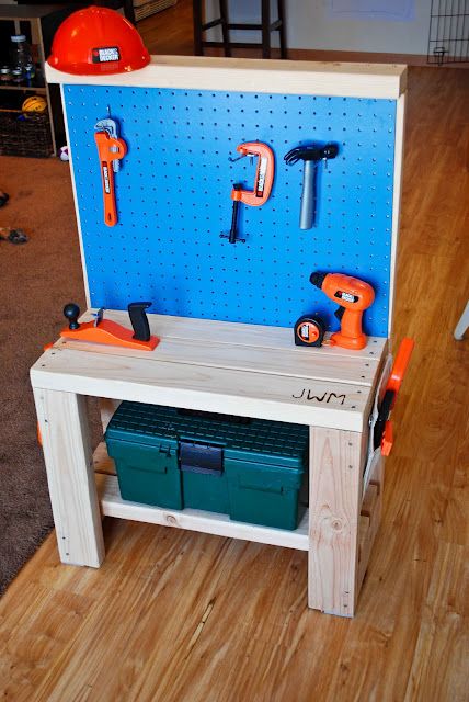 Play Work bench...only about $20 worth of materials! Pegboard For Kids, Kids Workbench, Diy Christmas Gifts For Kids, Tool Bench, Diy Workbench, Work Bench, Baby Diy, Christmas Gifts For Kids