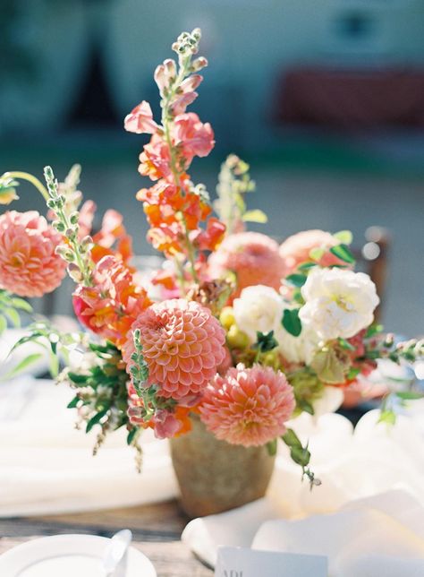 Snapdragon Wedding, Dahlia Centerpiece Wedding, Wizard Wedding, Dahlia Bridal Bouquet, Peach Dahlia, Dahlia Centerpiece, Dahlia Wedding Bouquets, Summer Arrangements, Dahlia Wedding